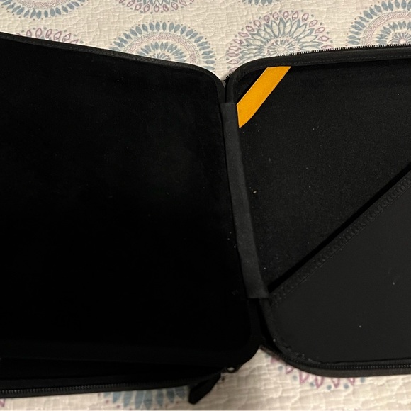 Tomtoc iPad case, light use. Smoke-free home. No pet exposure. - Picture 6 of 9